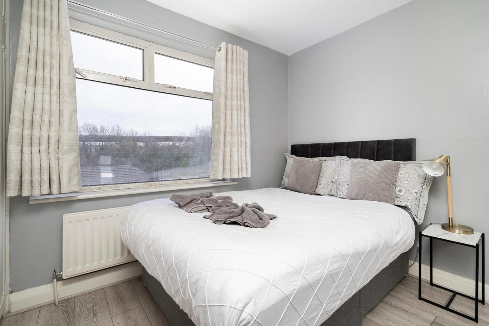 Large 4 Bedroom House With Parking Available Londra Dış mekan fotoğraf