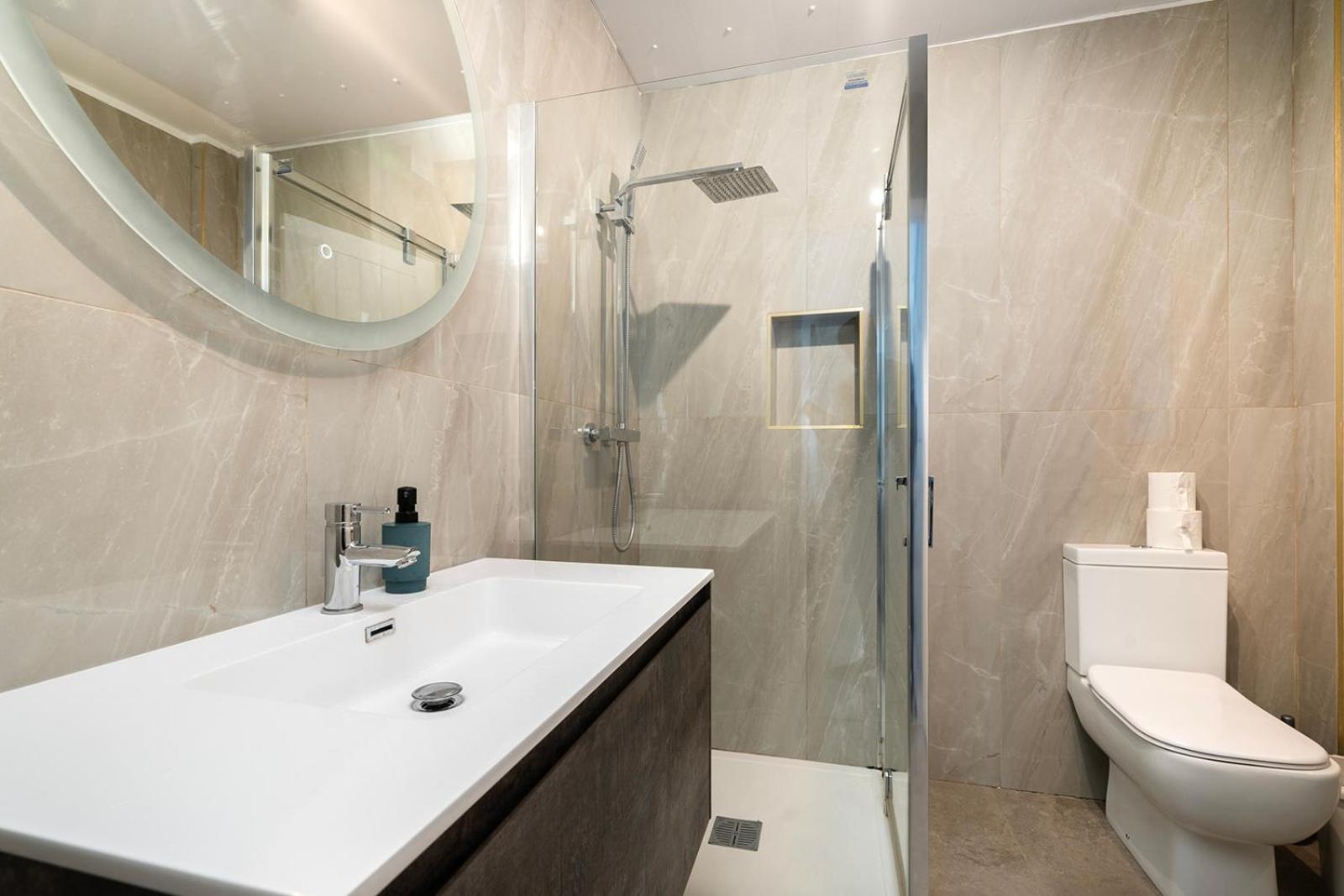 Large 4 Bedroom House With Parking Available Londra Dış mekan fotoğraf