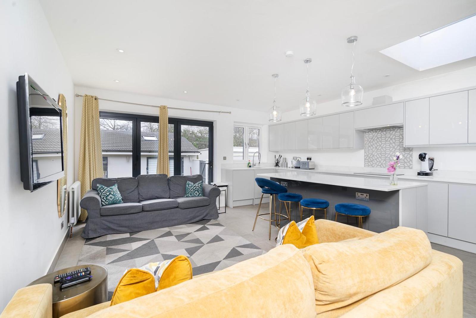Large 4 Bedroom House With Parking Available Londra Dış mekan fotoğraf